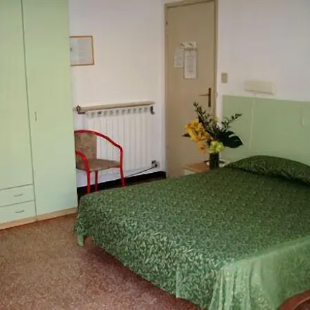 Mignon 50 Mt Dalla E Dall'isola Pedonale ホテル 2*