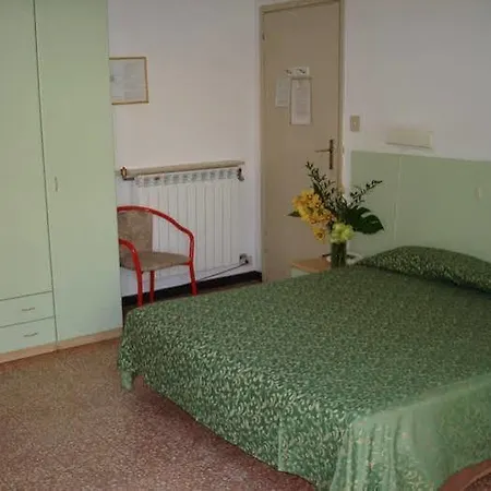 ホテル Mignon 50 Mt Dalla E Dall'isola Pedonale 2*